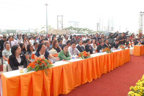 dai-bieu-tham-du-khai-truong-cantavil-premier